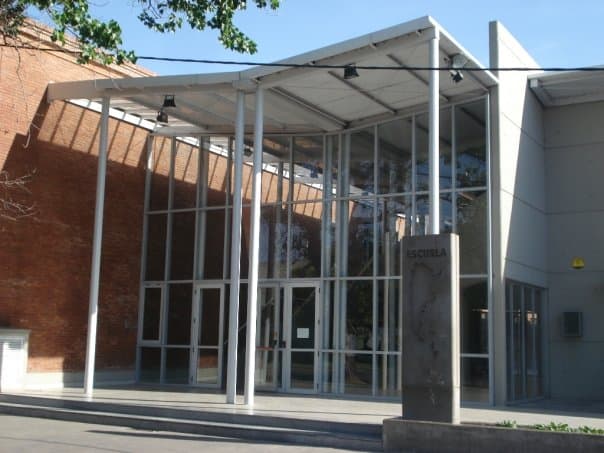 Entrada del edificio actual de la EETP 465